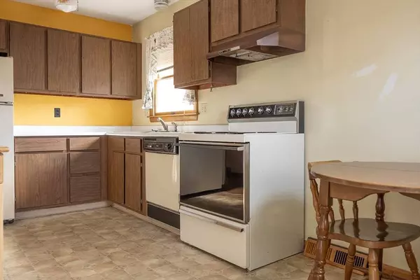 77 Roosevelt Ave, Westfield, MA 01085