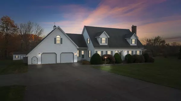 2031 Skyway VLY, Hermon, ME 04401