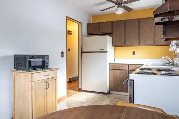 77 Roosevelt Ave, Westfield, MA 01085