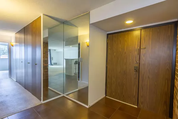 825 Pearson ST #2A, Des Plaines, IL 60016