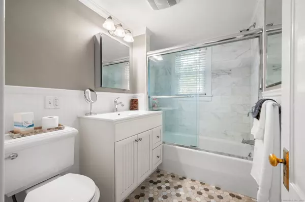 16 North Main Street, Essex, CT 06426