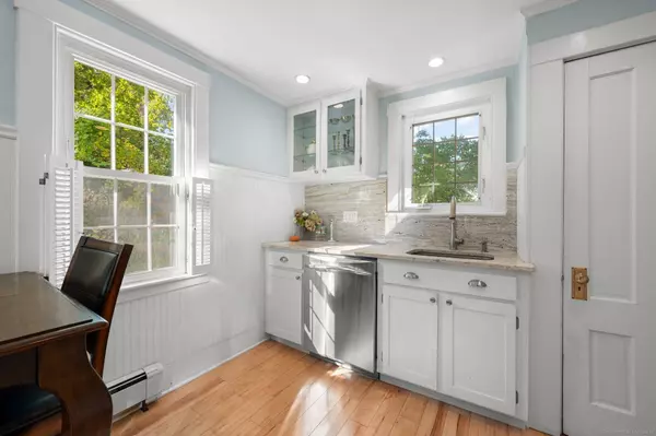 16 North Main Street, Essex, CT 06426