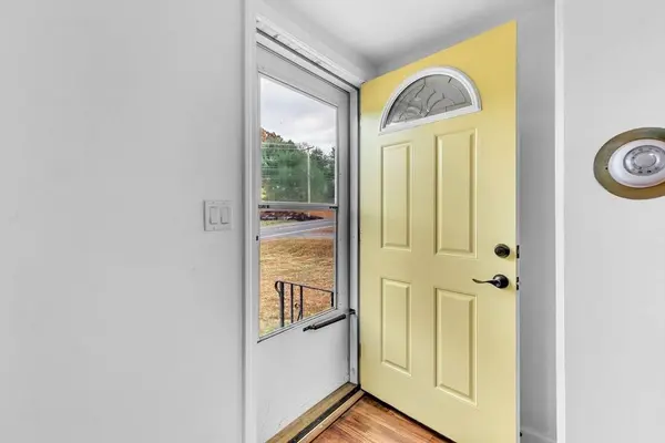 29 Hampden Rd, East Longmeadow, MA 01028