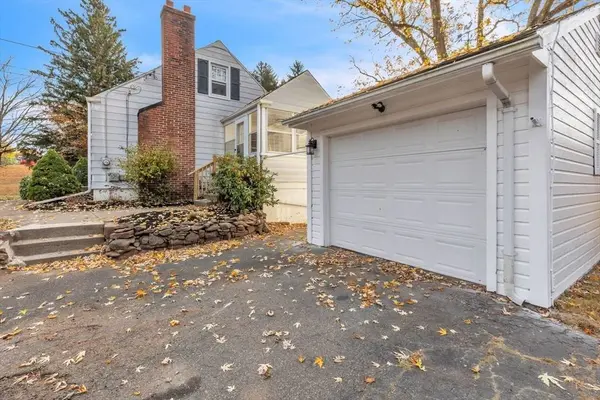 29 Hampden Rd, East Longmeadow, MA 01028