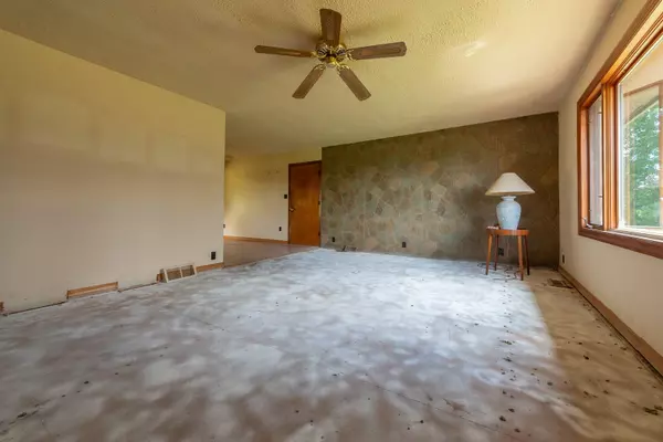 5918 Spring Valley Rd, Lyons, WI 53105