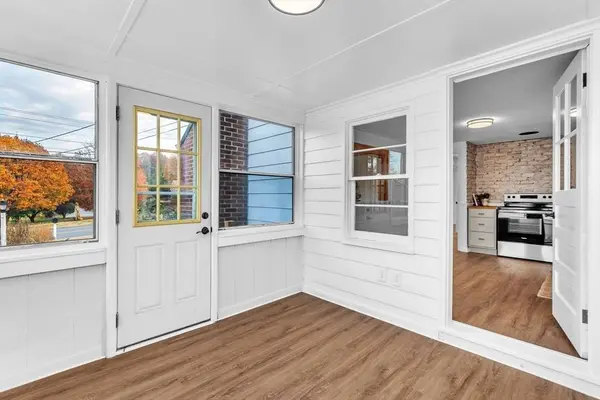 29 Hampden Rd, East Longmeadow, MA 01028