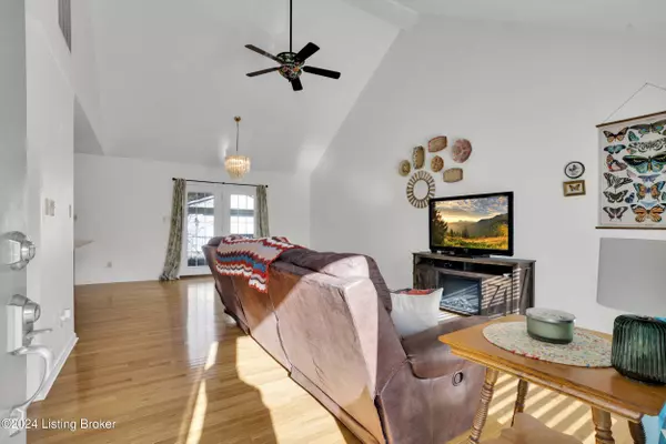 512 E Washington St, La Grange, KY 40031