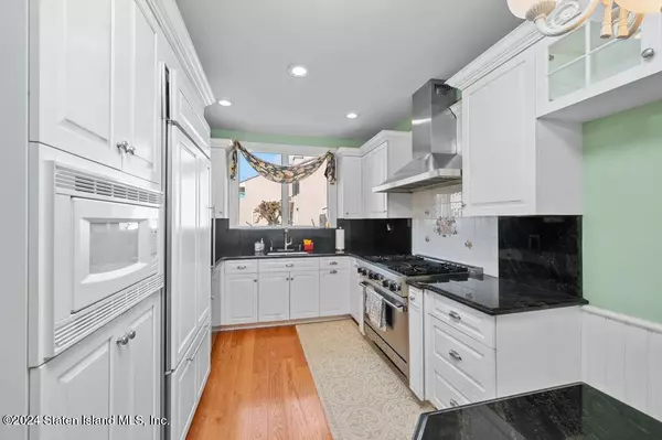 17 Harbour CT, Staten Island, NY 10308