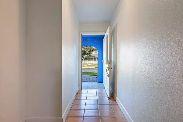 2418 E Santa Ana Avenue, Fresno, CA 93726