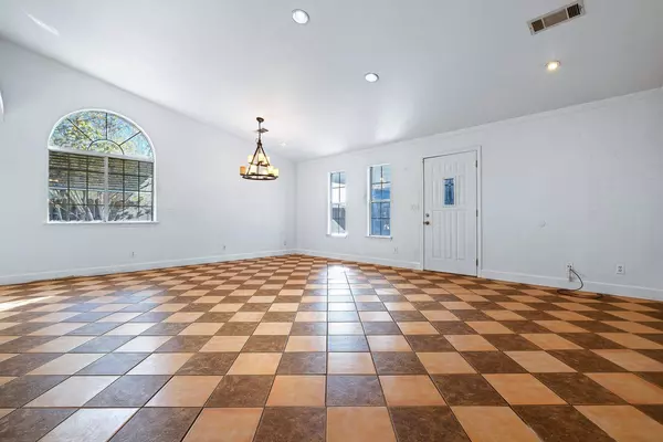 2418 E Santa Ana Avenue, Fresno, CA 93726