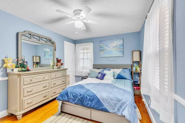 522 Plumtree Rd, Springfield, MA 01118