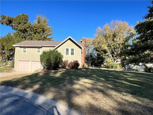 919 S Montclaire DR, Olathe, KS 66061