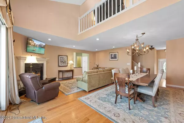 17 Harbour CT, Staten Island, NY 10308