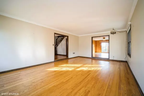 1739 Ivy LN, Northbrook, IL 60062