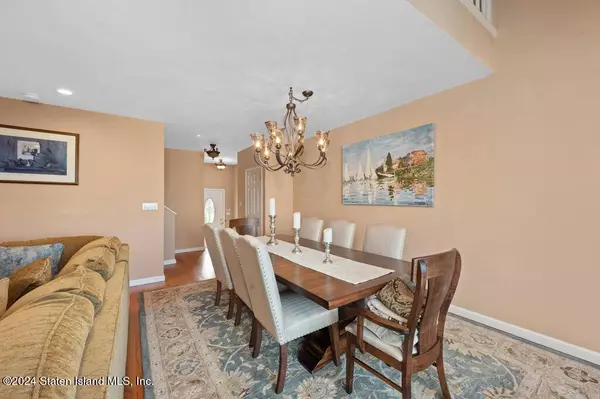 17 Harbour CT, Staten Island, NY 10308