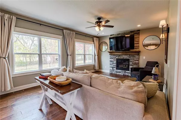 9037 SW 10th ST, Lee's Summit, MO 64064