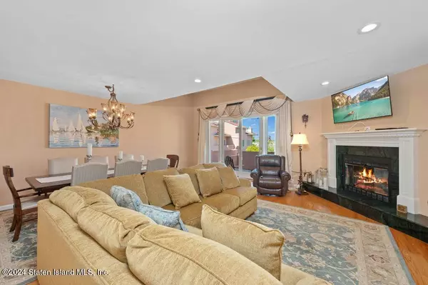 17 Harbour CT, Staten Island, NY 10308