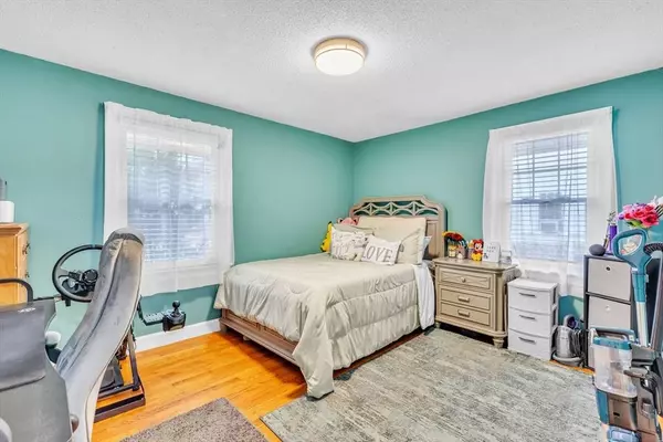 522 Plumtree Rd, Springfield, MA 01118