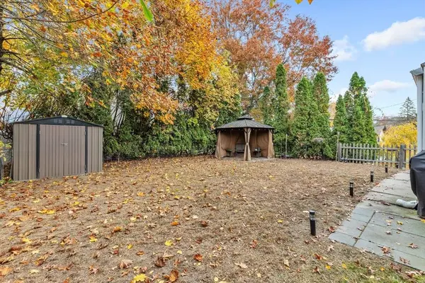 522 Plumtree Rd, Springfield, MA 01118