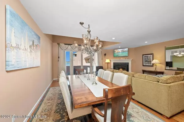 17 Harbour CT, Staten Island, NY 10308