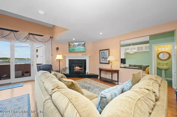 17 Harbour CT, Staten Island, NY 10308