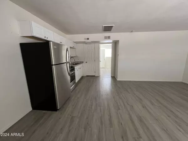 811 E SIESTA Drive, Phoenix, AZ 85042