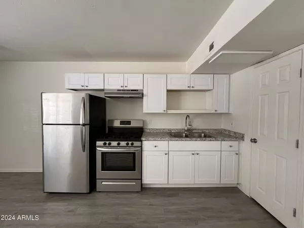 811 E SIESTA Drive, Phoenix, AZ 85042