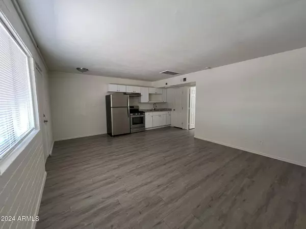 811 E SIESTA Drive, Phoenix, AZ 85042