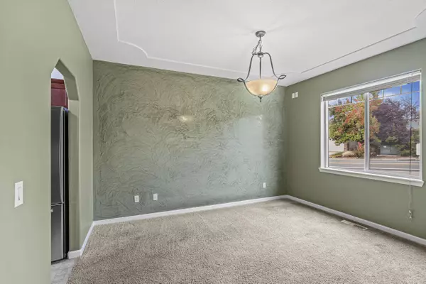 943 Crystal DR, Eagle Point, OR 97524