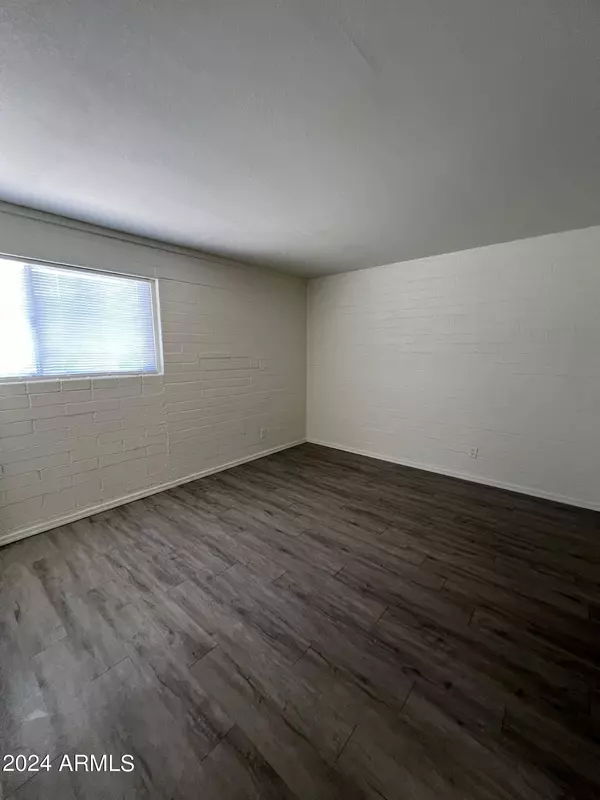 811 E SIESTA Drive, Phoenix, AZ 85042