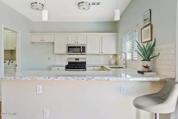 8866 E SHANGRI LA Road, Scottsdale, AZ 85260