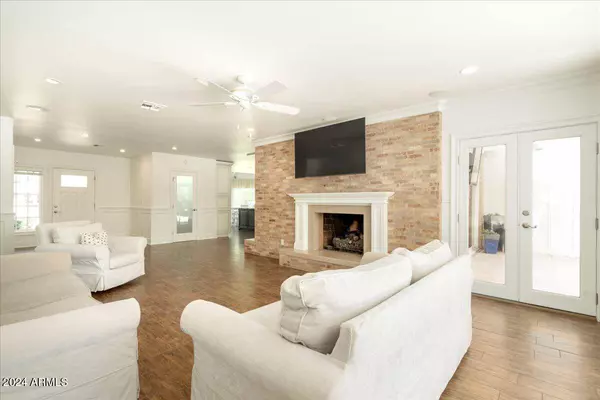 77 E OCOTILLO Road, Phoenix, AZ 85012