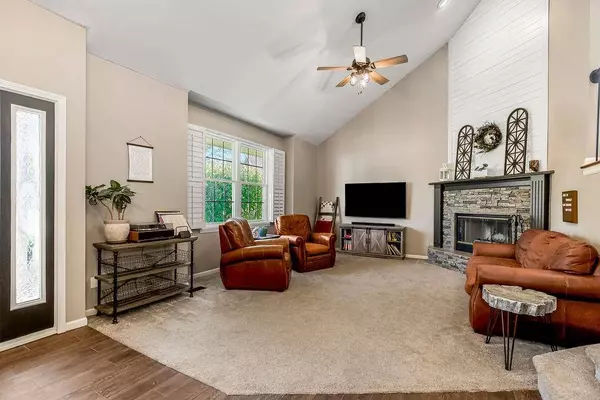 906 N 2nd ST #E, Louisburg, KS 66053