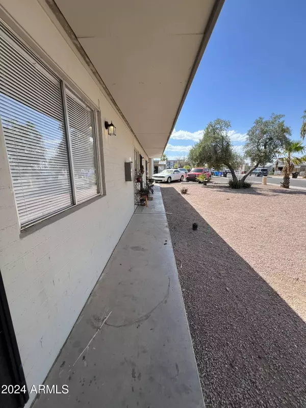 811 E SIESTA Drive, Phoenix, AZ 85042