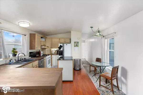 9499 Brayton DR #8, Anchorage, AK 99507