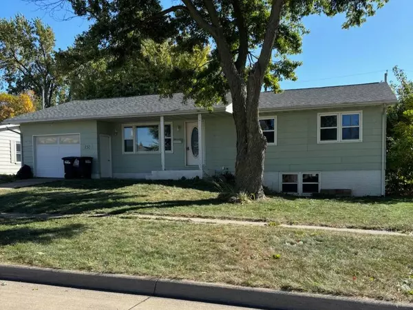 1335 G AVE, Marion, IA 52302