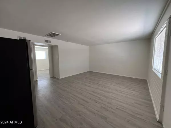 811 E SIESTA Drive, Phoenix, AZ 85042