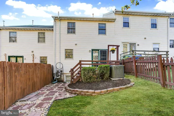 2565 WOODMONT DR, York, PA 17404