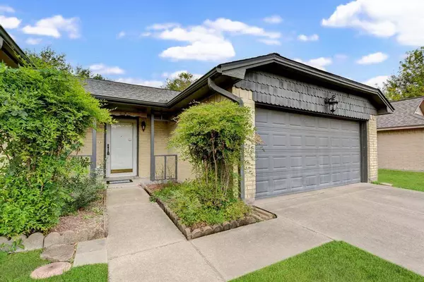 2413 Park Shadow LN, Deer Park, TX 77536