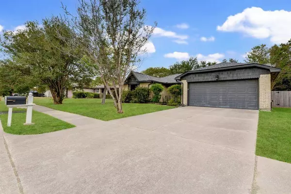 2413 Park Shadow LN, Deer Park, TX 77536