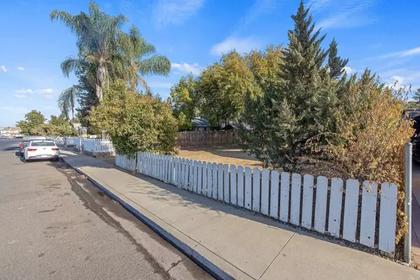 264 S Q Street, Dinuba, CA 93618