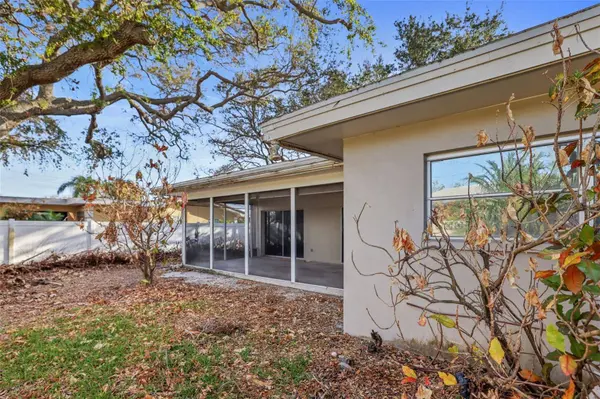 1020 PALM DR, Belleair Beach, FL 33786