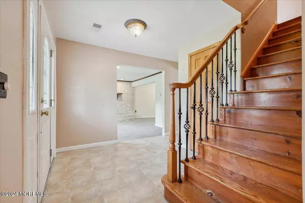 25 Birmingham Drive, Manalapan, NJ 07726