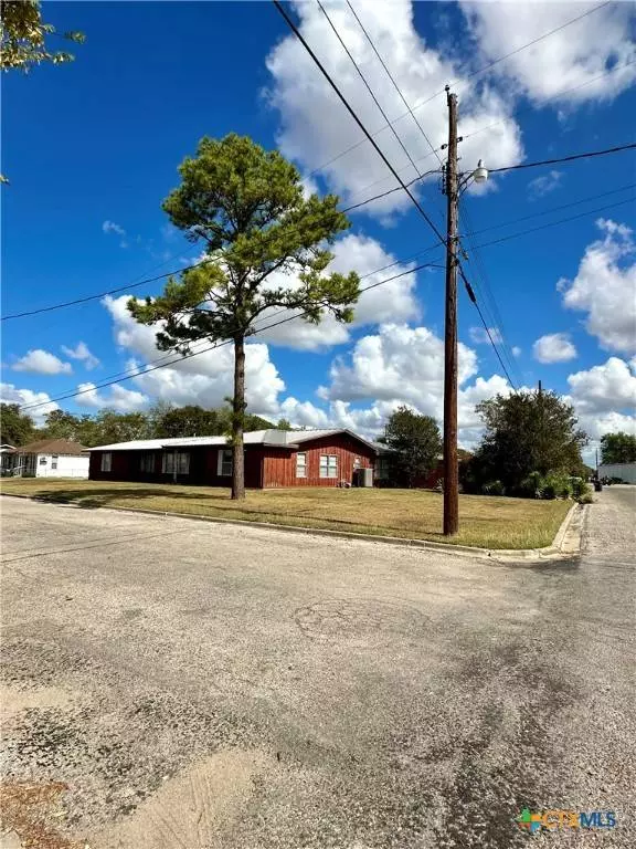 509 S Front ST, Hallettsville, TX 77964