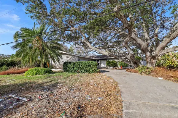 1020 PALM DR, Belleair Beach, FL 33786