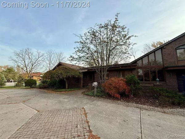 16474 15 Mile Road, Fraser, MI 48026