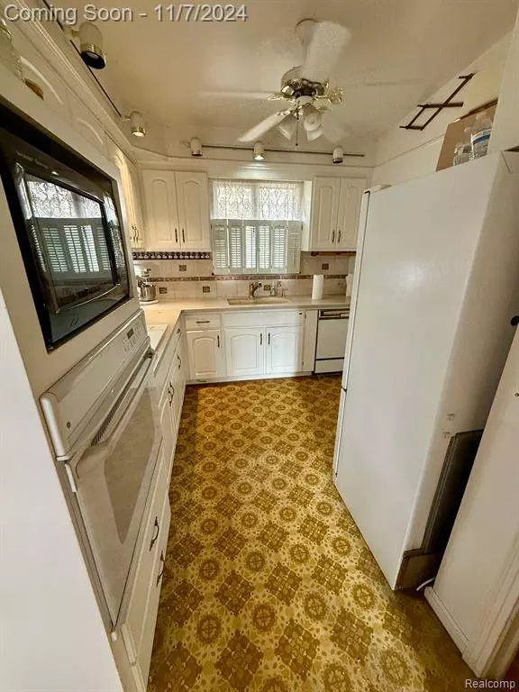 16474 15 Mile Road, Fraser, MI 48026