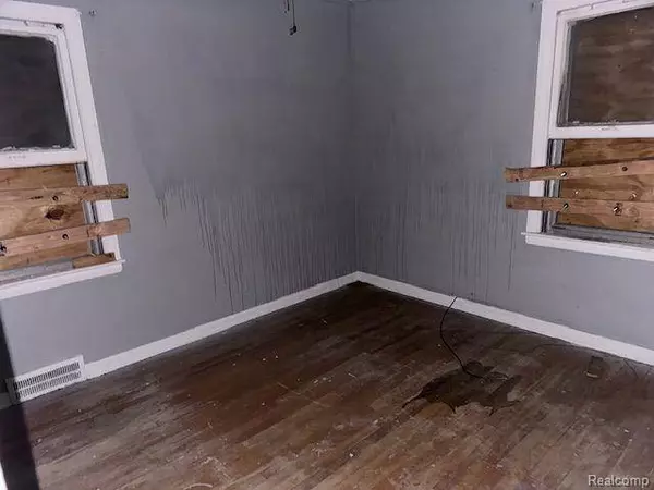 15295 YOUNG Street, Detroit, MI 48205