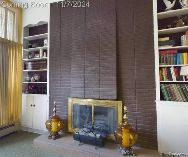 16474 15 Mile Road, Fraser, MI 48026