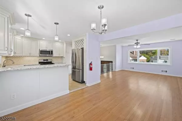 83 Larkspur Ln, Clifton City, NJ 07013